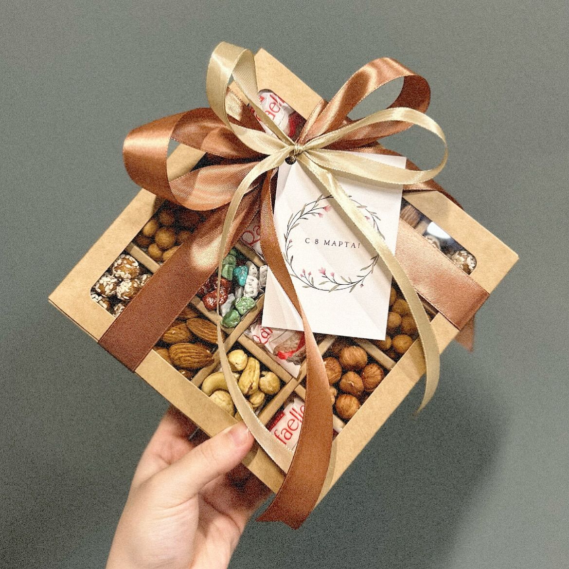 Cutie cadou din carton kraft cu nuci, ciocolată și fundă aurie