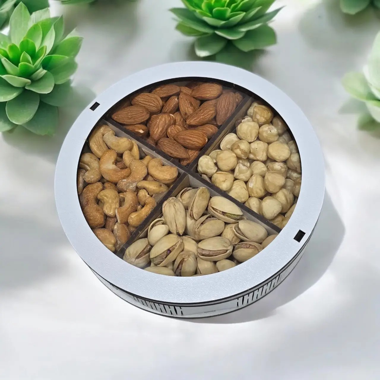 Cutie rotundă cu 4 tipuri de nuci – migdale, alune, fistic, caju