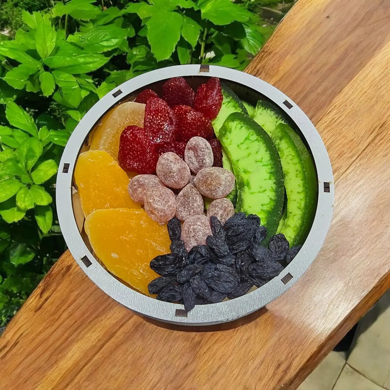 Tavă rotundă cu fructe uscate colorate – căpșune, mango, portocale