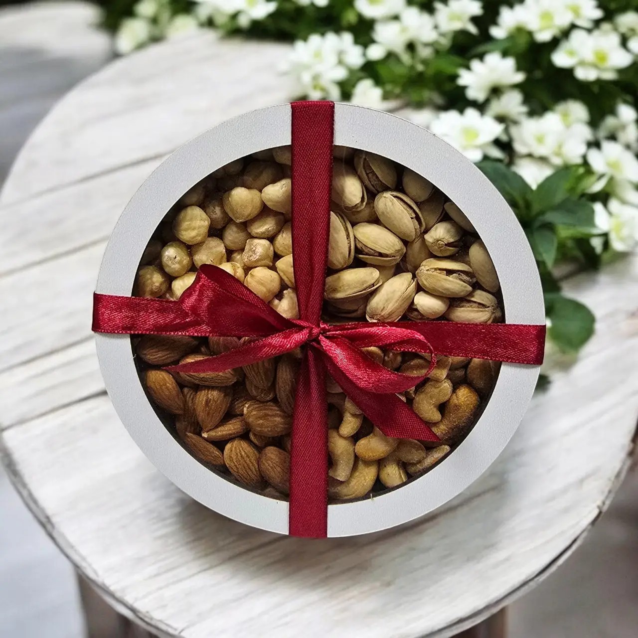 Echipa Cistotka Market pregătind cutii cadou cu nuci